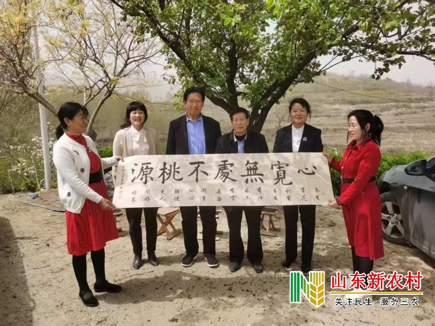 桃映青山二十载 巾帼架起共富桥  ——访全国最美家庭 省劳模何文芹